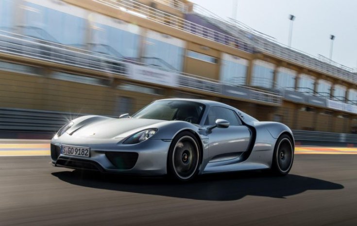 Porsche egy pályán féloldalról