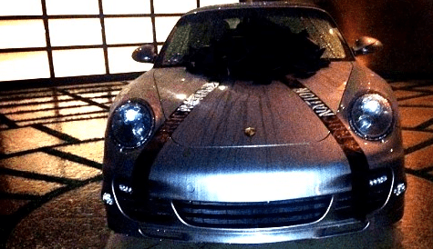 Rihanna Porsche 911 Turbo S autója a garázsa előtt szemből