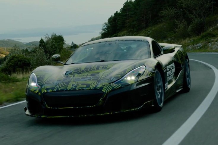 Rimac C_Two prototípus egy hegyvidéki országúton menet közben