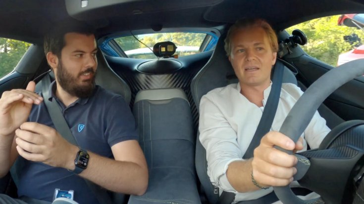 Mate Rimac és Nico Rosberg az elektromos szuperautóban menet közben