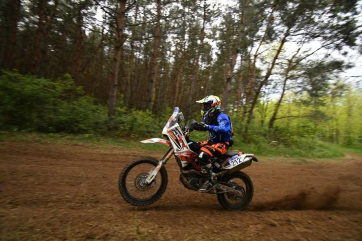 Rivrside Baja-n versenyző motoros oldalról fotózva
