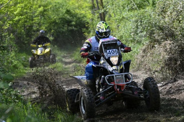 sárban versenyző quad a Rierside Baja-n