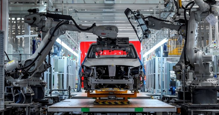 Robotok dolgoznak a Changan Automobile autógyárában