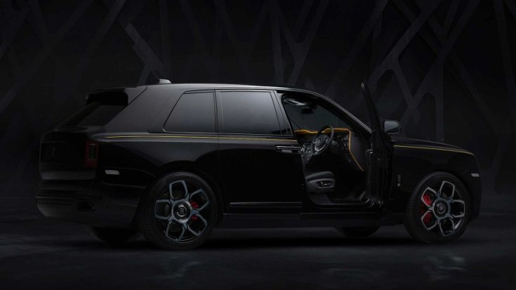 Rolls-Royce Cullinan Black Badge oldalról, nyitott ajtóval
