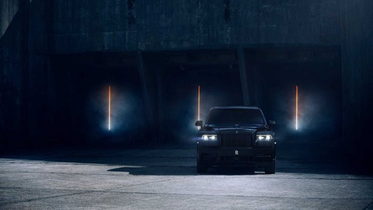 Rolls-Royce Cullinan Black Badge félhomályban