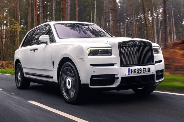 Rolls-Royce Cullinan erdei úton féloldalról