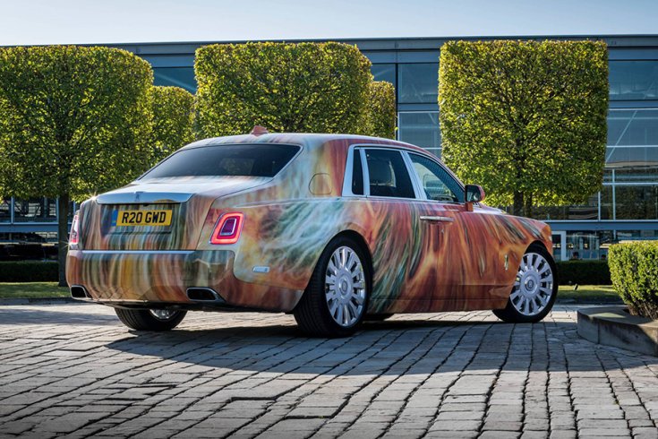 A Marc Quinn által megálmodott Rolls-Royce Phantom VIII Art Car hátulról fotózva