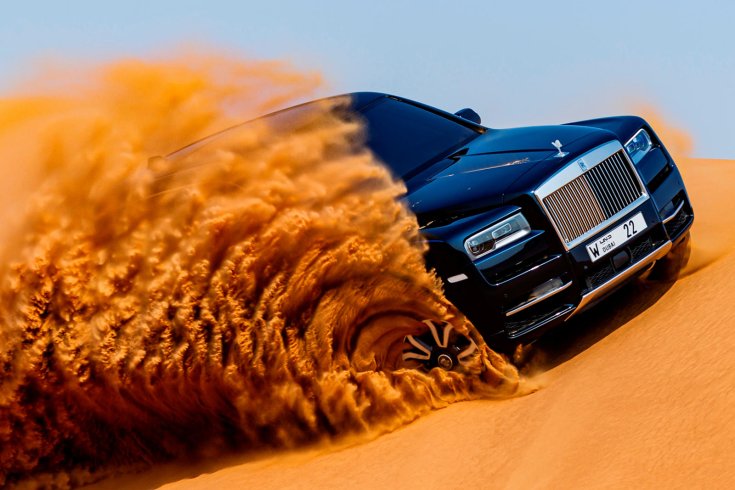 Rolls-Royce Cullinan egy homokos sivatagi dűnén, féloldalról