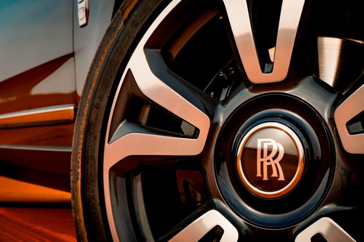 Rolls-Royce Cullinan kereke közelről a sivatagban