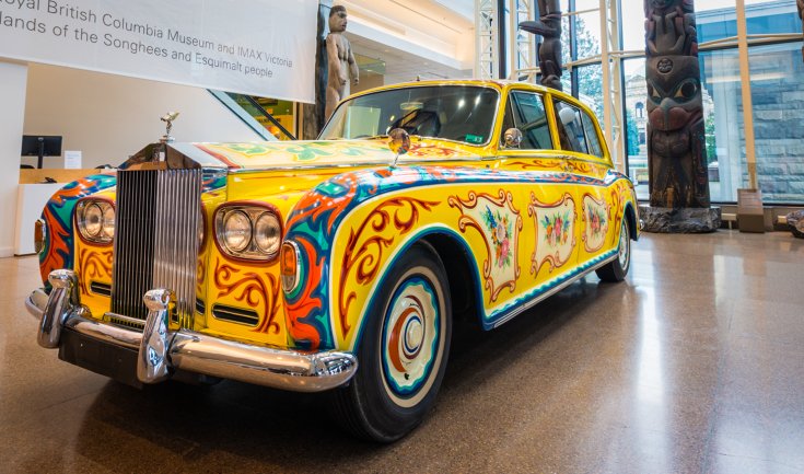 John Lennon különleges fényezésű Rolls-Royce Phantom V típusú autója, szemből, oldalról