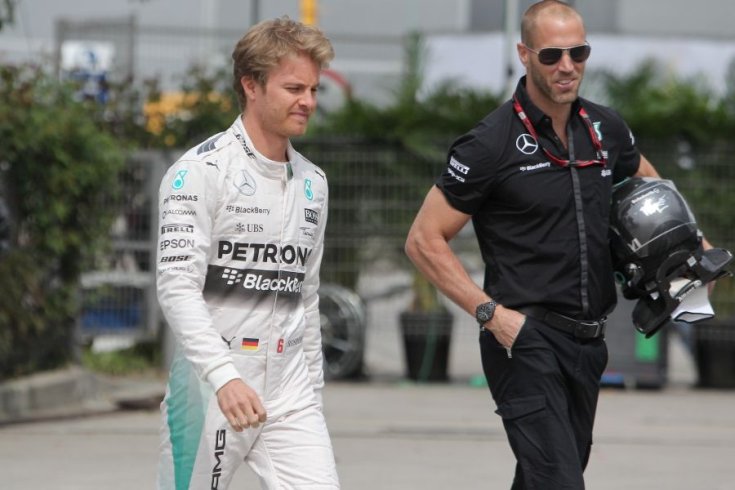 Nico Rosberg és egy Mercedes-mérnök