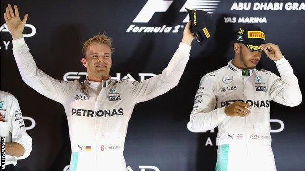 Rosberg ünnepli világbajnoki címét Hamilton mellett