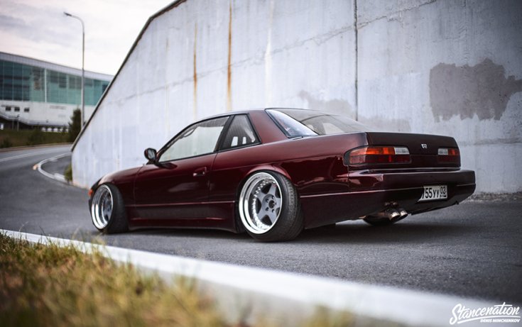 Artem Valitov Nissan S13 Silvia, a StanceNation fotóján hátulról, városi környezetben