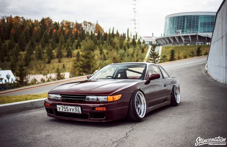Artem Valitov Nissan S13 Silvia, a StanceNation fotóján szemből egy stadion mellett
