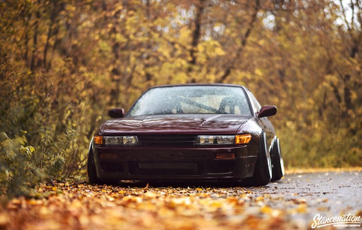 Artem Valitov Nissan S13 Silvia, a StanceNation fotóján alacsony szögből, szemből, erdei képen