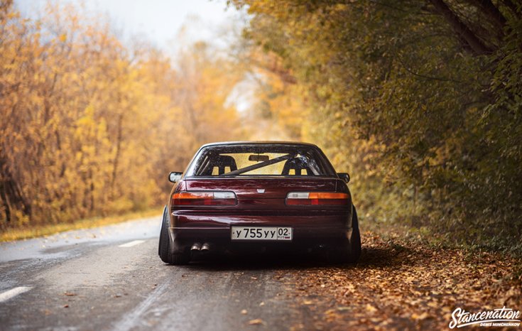 Artem Valitov Nissan S13 Silvia, a StanceNation fotóján hátulról, erdei környezetben