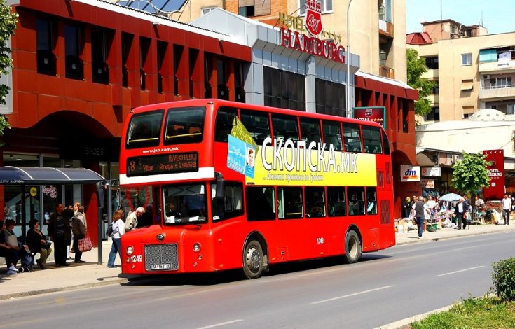 Routemaster Macedónia, vörös, oldalnézet, balról
