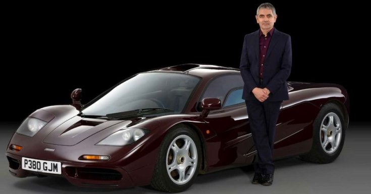 Rowan Atkinson a Mclaren F1-ese mellett, féloldalról