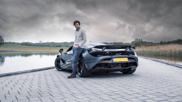 Carlos Sainz Jr. Mclaren mellett féloldalasan