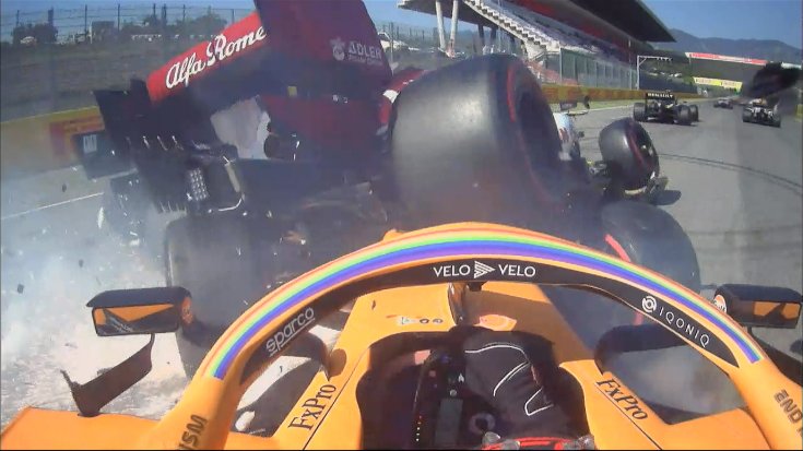 Sainz éppen belemegy Giovinazzi autójába a Toszkán Nagydíjon