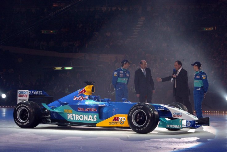 Sauber Forma-1-es autóbemutató egy zürichi sportcsarnok jegén
