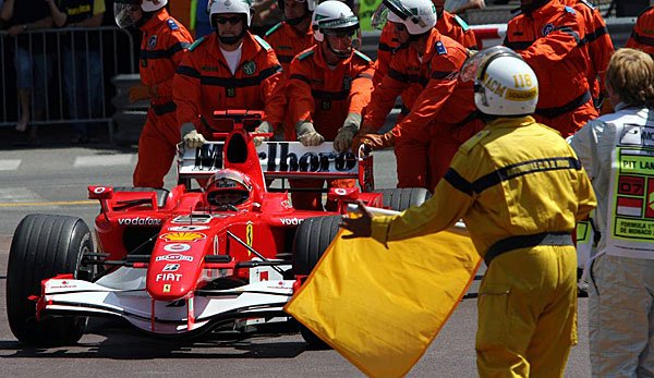 Michael Schumacher a Rascasse kanyaros leállást követően Monacóban