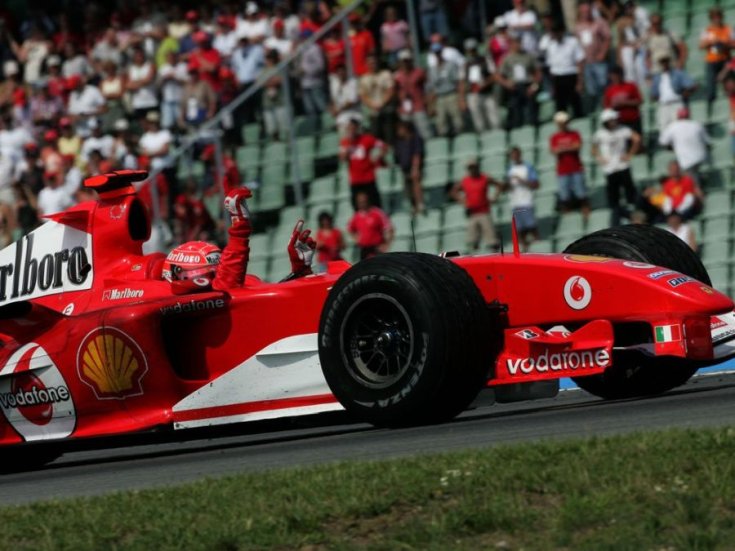 Scuhmacher száguld a Ferrarival 2004-ben