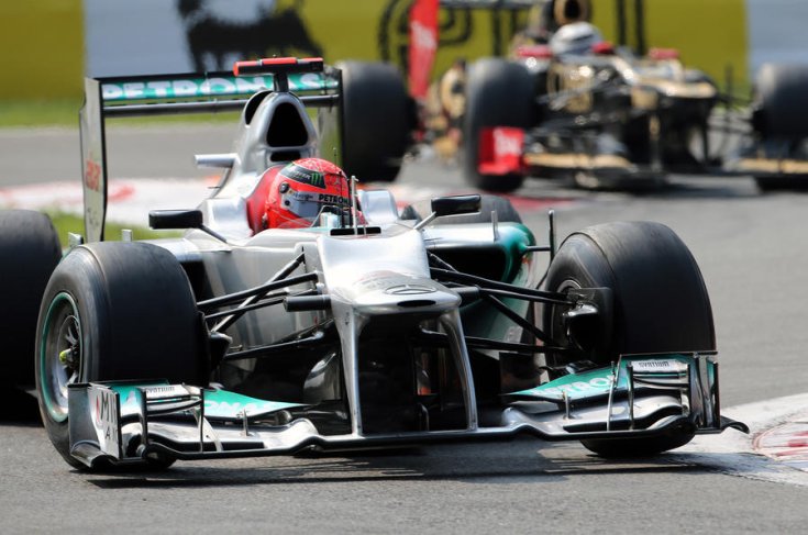 Michael Schumacher egy kanyarban a 2012-es autóval