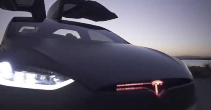 A Tesla Model X futurisztikus orra
