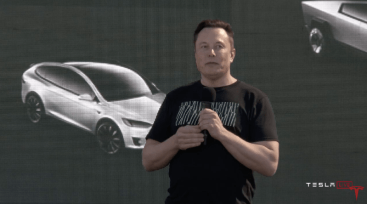 Elon Musk a Tesla rendezvényén bejelentéseket tesz, szemből
