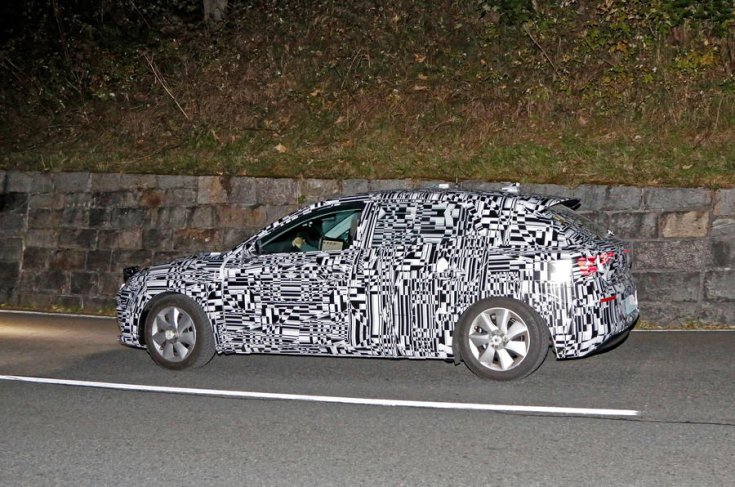 Seat Leon kémfotó oldalról