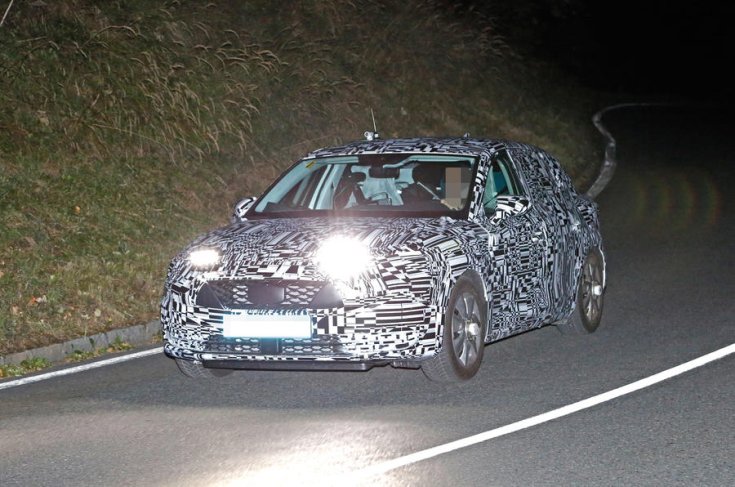 Seat Leon kémfotó elölről