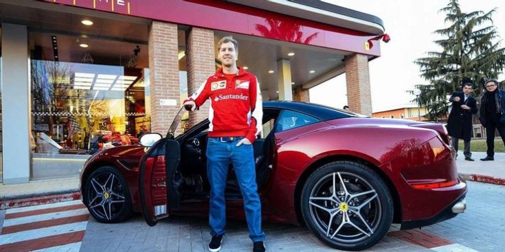 Sebastian Vettel egy Ferrari California T modell mellett