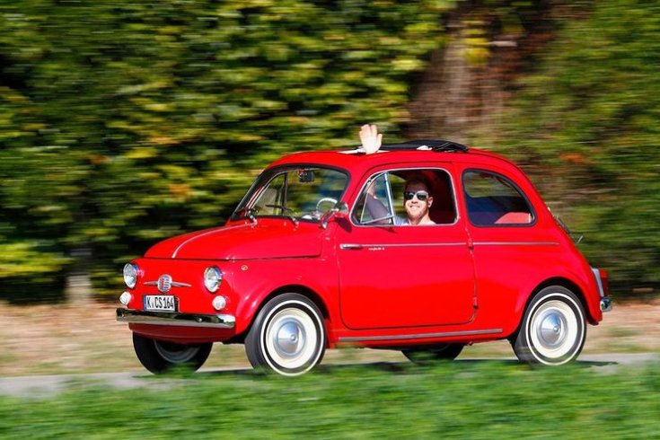 Sebastian Vettel egy Fiat 500-as modellel