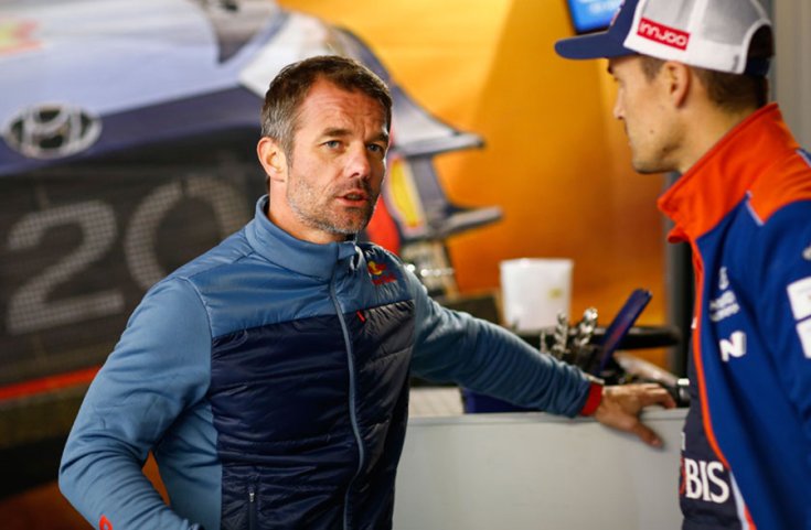 Sébastien Loeb szemből fotózva