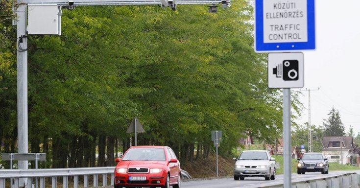 Autók haladnak el a sebességmérő kamerarendszer alatt