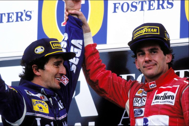 Senna az Ausztrál Nagydíj dobogóján magasra emeli a négyszeres világbajnok rivális, Prost kezét