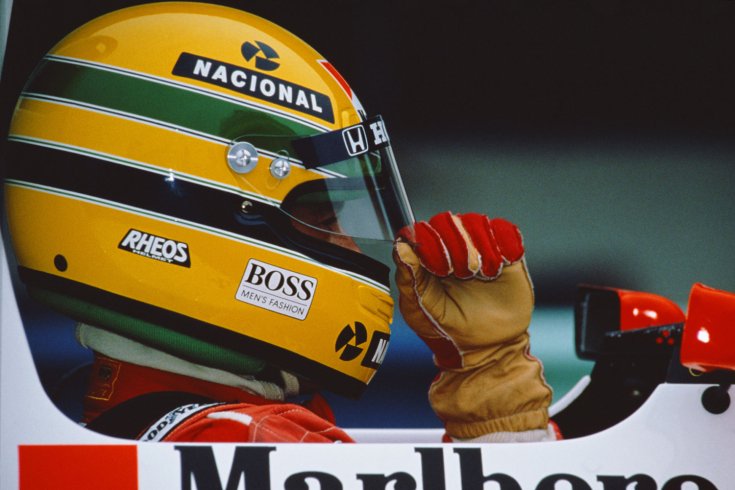 Senna a sisakrostélyát igazgatja a McLarenben ülve