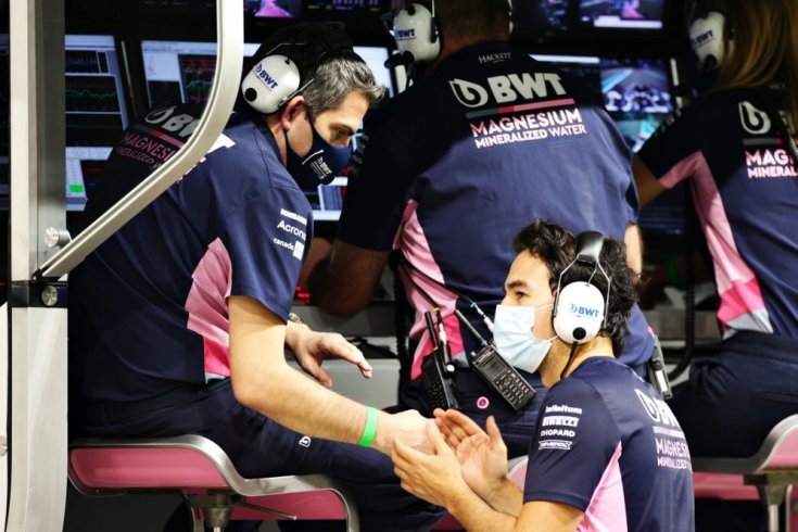 Sergio Perez a boksz falon a csapatával