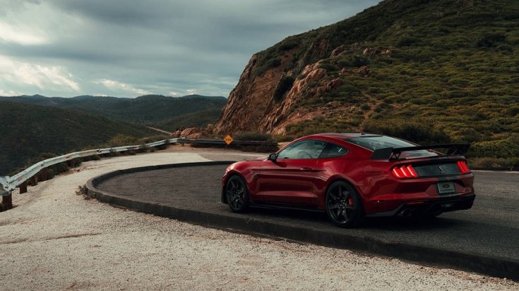 Shelby GT500 hátulról az úton