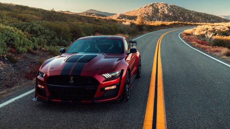 Shelby GT500 záróvonal mellett