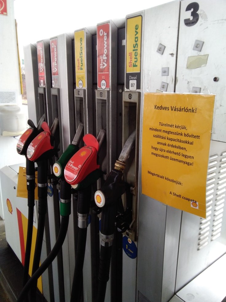 üzemanyag hiány kapcsán kihelyezett tájékoztató tábla egy Shell benzinkúton