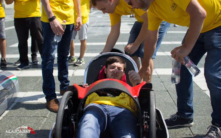 A Kandó Electric csapat, Shell Eco-marathon pilótája beszállás közben