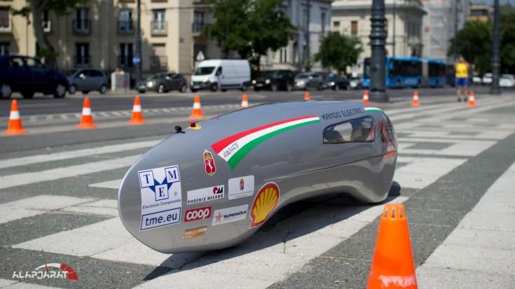 A Shell Eco-marathonon induló Kandó Electric team kapszula járműve 45 fokos szögből