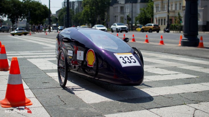 A szegedi STECO Team járműve, amellyel a Shell Eco-marathonon indulnak majd, 45 fokos szögből
