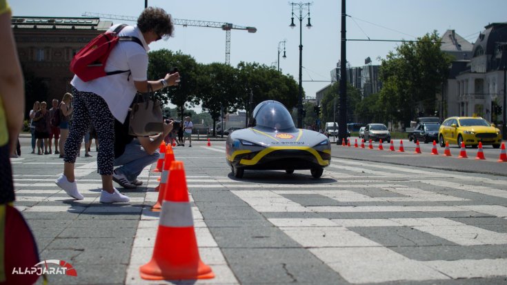 Shell Eco-marathon SZEnergy Team járműve szemből
