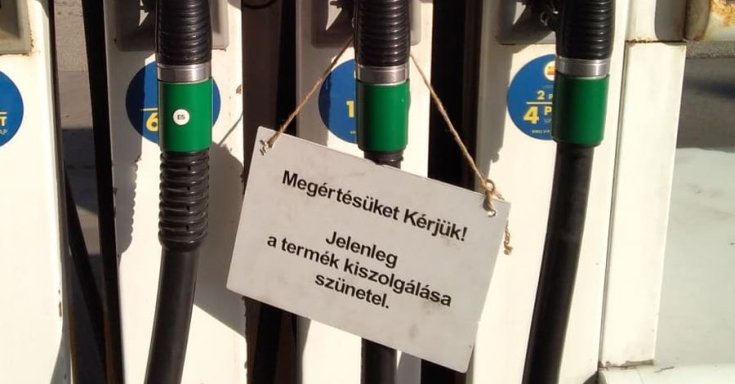 üzemanyag hiányról tájékoztató felirat egy Shell kúton