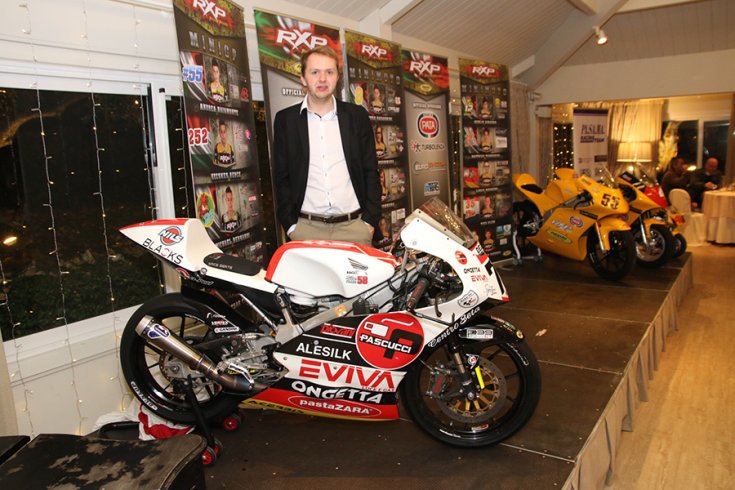 Az Alapjárat fotósa, Háfra Zsolt a SIC58 Squadra Corse MotoGP-s motorja mellett