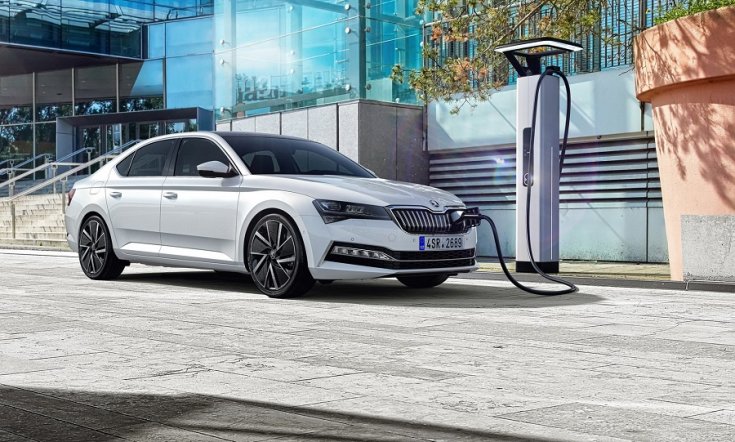 Skoda Superb iV töltés közben