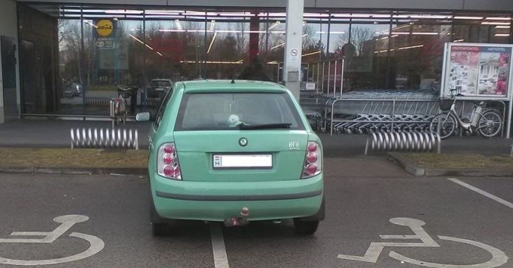 Zöldre festett Škoda Fabia hátulról